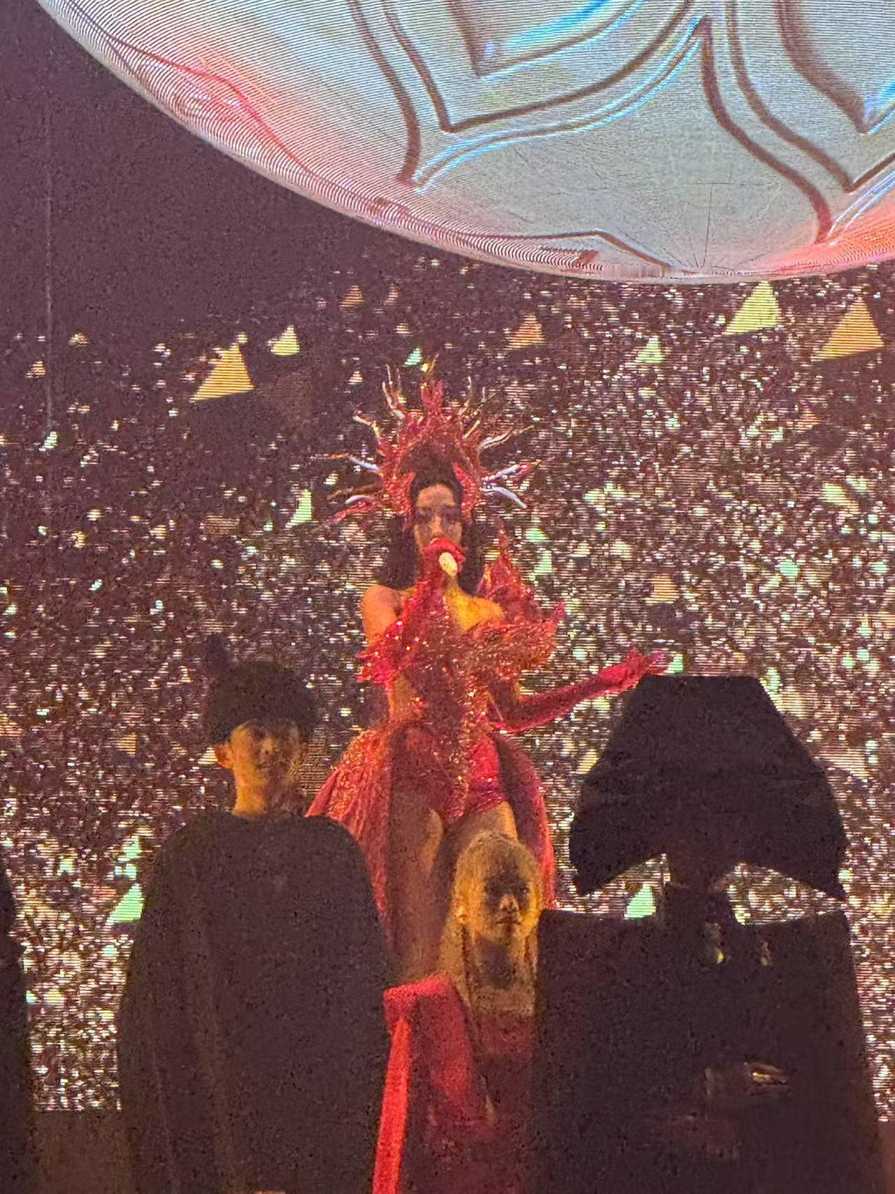 吉克隽逸赤焰珊瑚造型吉克隽逸演唱会的视效冲击力好大！这套赤焰珊瑚造型，既契合了“