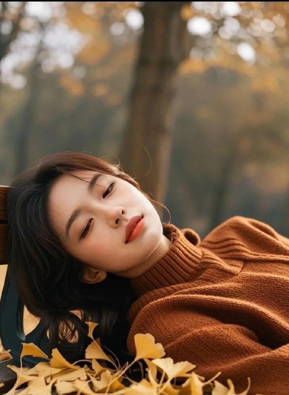 那段寒秋，两人明明靠得很近，心里却像是隔了十万八千里。曾经的甜言蜜语，现在变成了