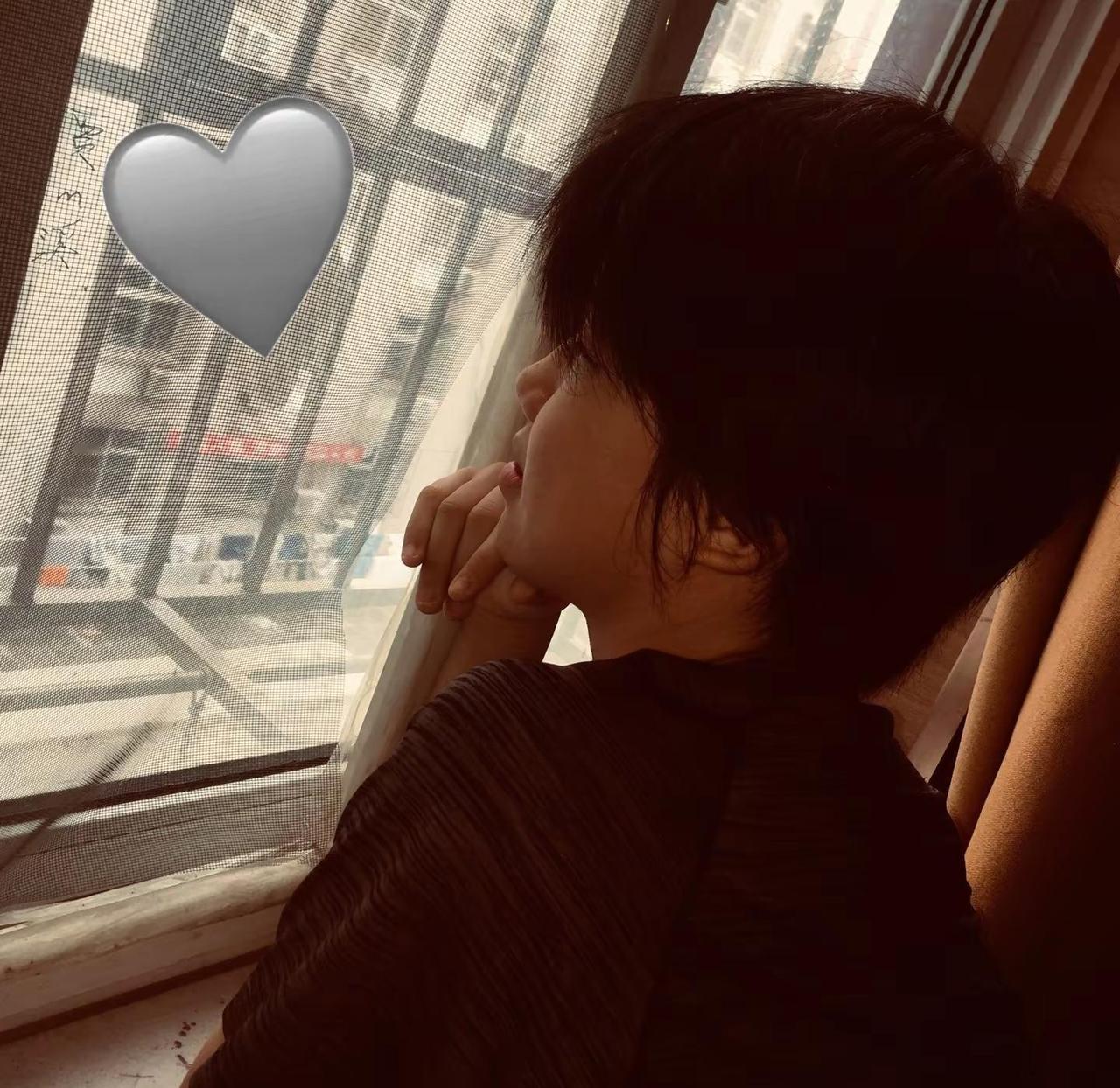 想要就争取 错过就忘记 得到就珍惜短发女生 窗台氛围感 原图直出 流量扶持@Li