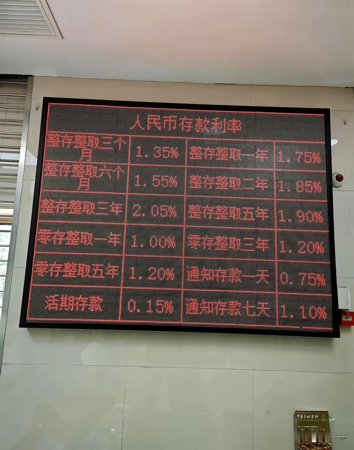这只是建议，买黄金和股票也冒风险，如果不想冒风险的朋友，还是把钱存银行好一些，虽