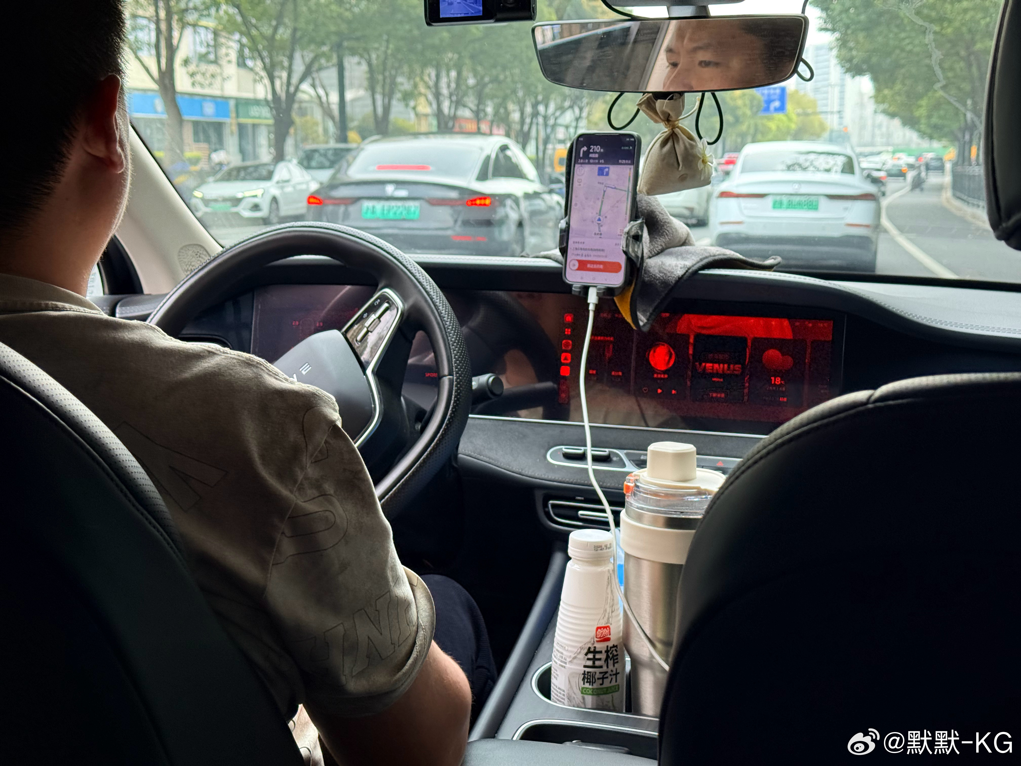 打到了荣威D7 EV舒适性确实可以，这是后驱的，后驱纯电，请问出自上汽哪个平台？