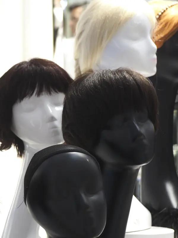 假发对年轻人自我表达的帮助可太大了。就说颜色，挑染个夸张颜色去上班上学，估计不少