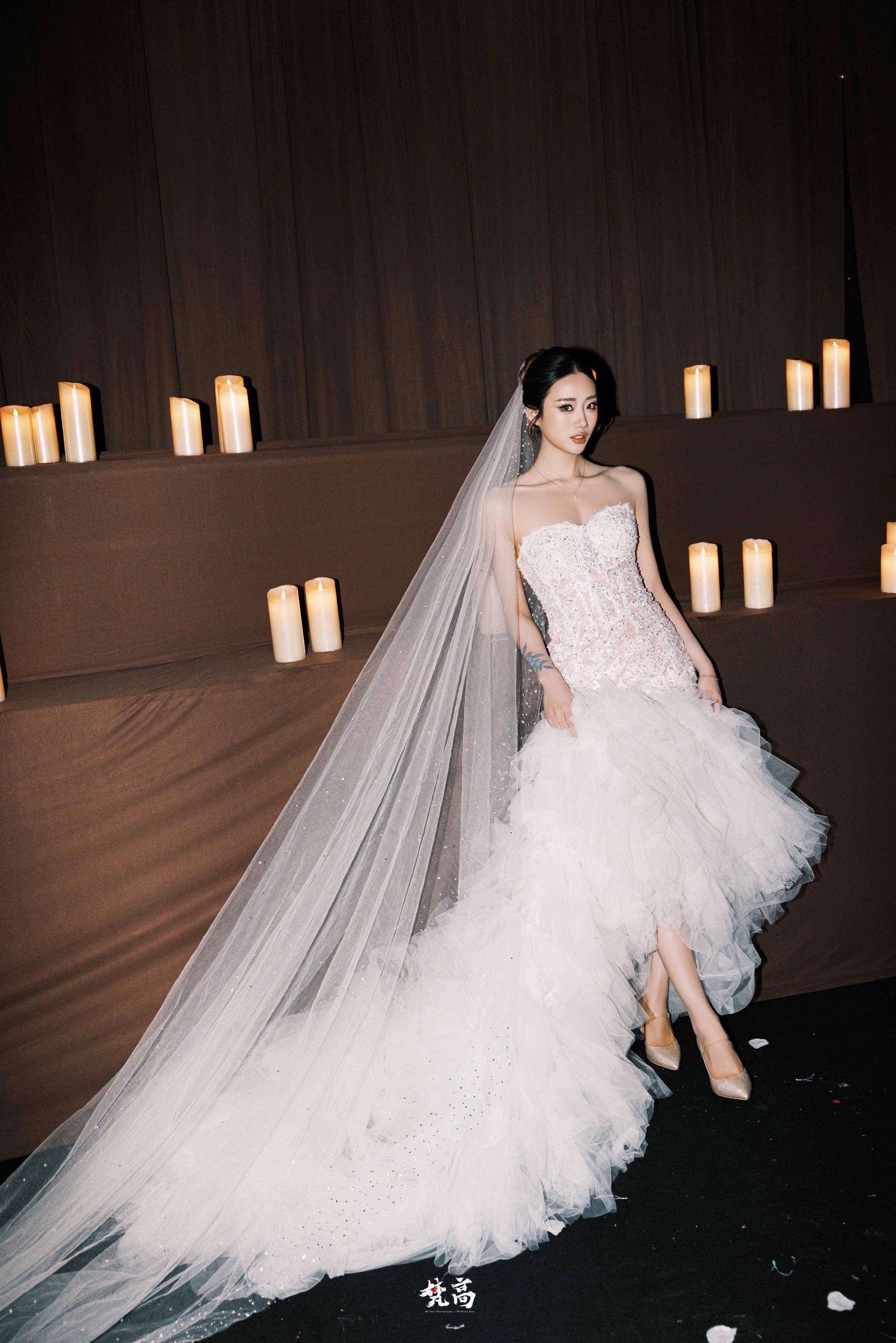 老钱风婚礼。我说我穿婚纱很好看吧  👰