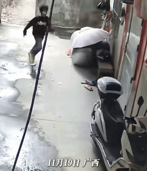 前几天广西发生一件事，看得人心里发堵。一个小学生和同学闹矛盾，被欺负的孩子吓得跑