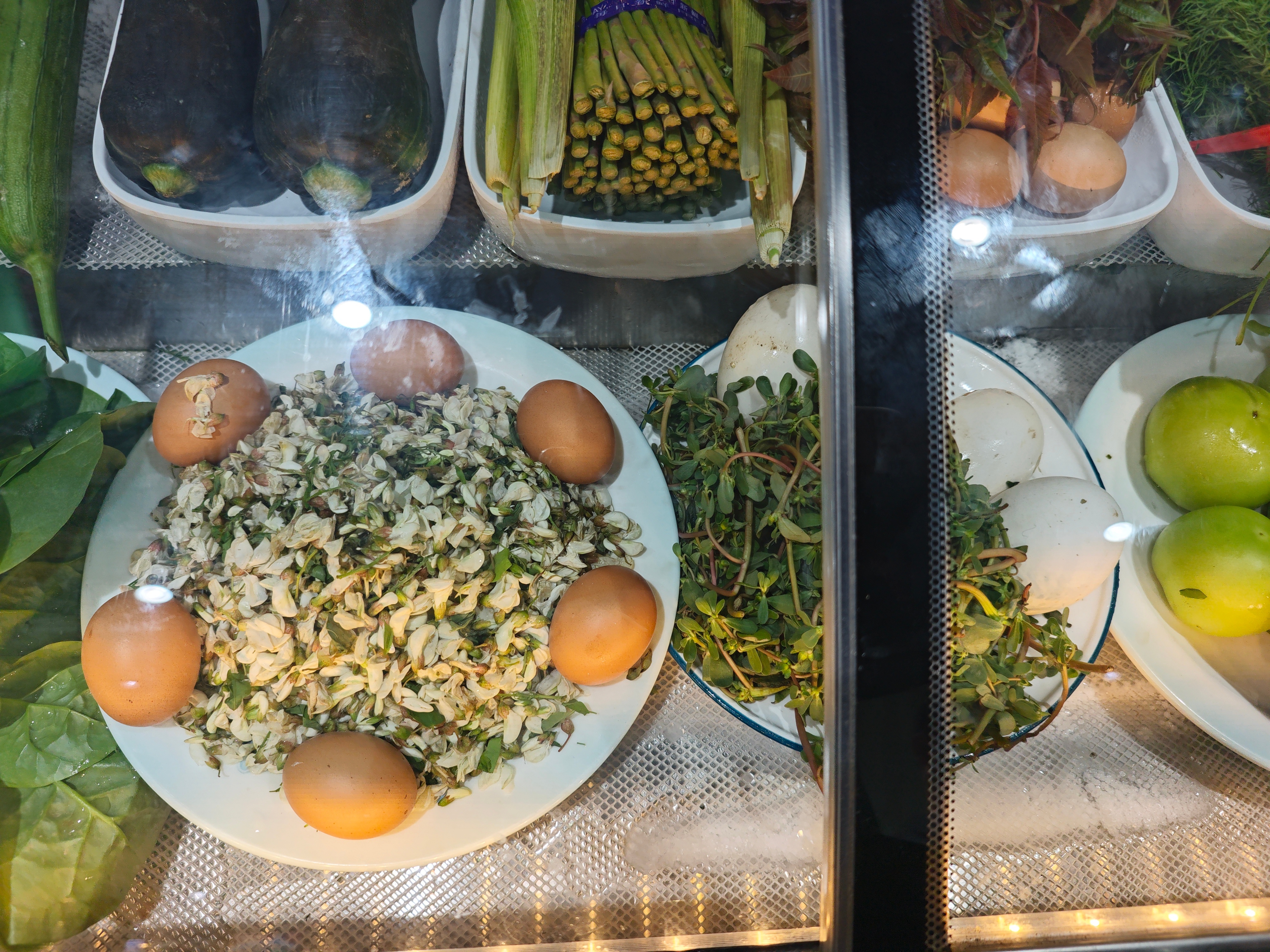 这是河南的两道名菜，新鲜马齿苋炒鹅蛋、新鲜槐花炒鸡蛋[哇]，缺点就是只有春天才有