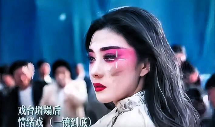 秦腔倒了，戏台塌了，忆秦娥瘫在地上那一下，所有人都在夸刘浩存演技炸裂。

我本来