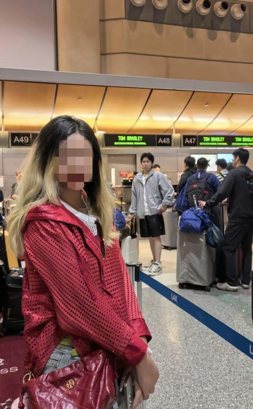 女孩机场遇到王楚钦的合影，被评为最佳合影！

国乒结束美国大满贯，
在回北京的路