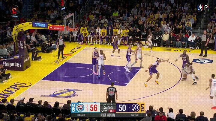 湖人超级巨星詹姆斯真是极其的嚣张霸气！在今天湖人主场迎战雷霆的焦点战中，当时比赛