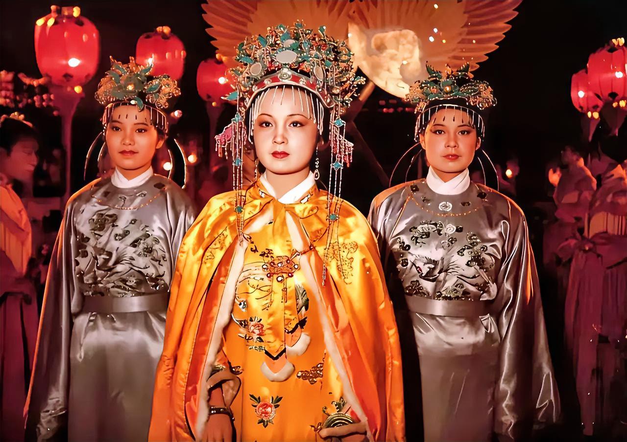 贾家被抄家的根本原因，就是贾元春省亲，可惜贾家没懂皇帝的用意。在白茫茫一片大地真