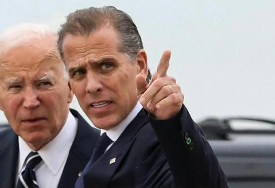 平安夜的全家福本应是美式家庭温情的秀场，可美国前总统拜登家的合照却透着荒诞的讽刺