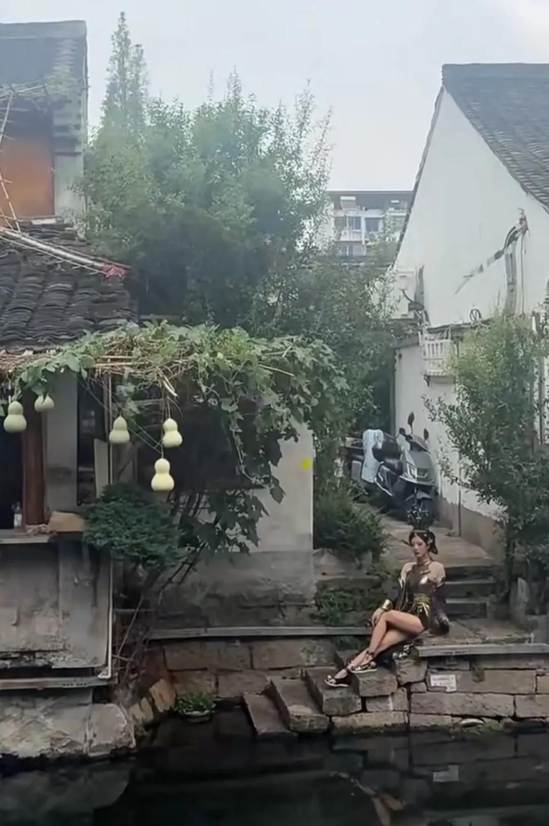 大爷栽的葫芦娃一直没摘，现在居然引来了“蛇精”了！[捂脸]