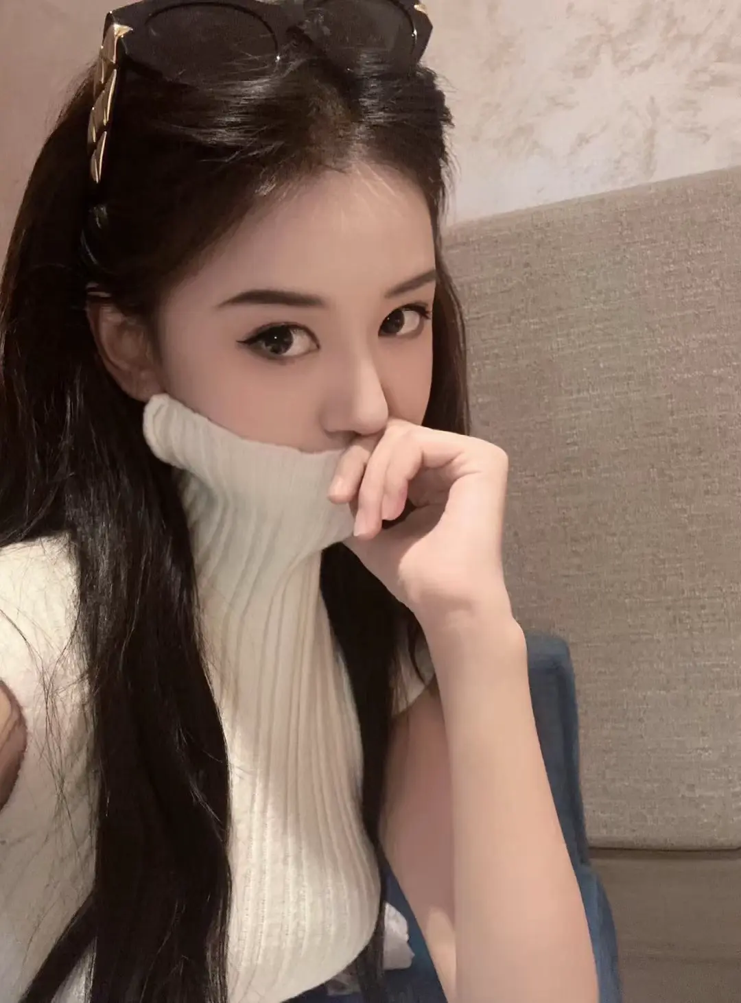 人们啊 所有交给你的 都异常沉重 你要把泥沙握得紧紧 在收获时应该微笑...