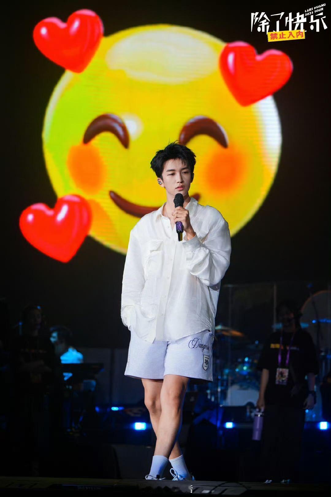被黄子弘凡这句baby迷到了在黄子弘凡天津演唱会现场的粉丝也太幸福了吧，稳如CD