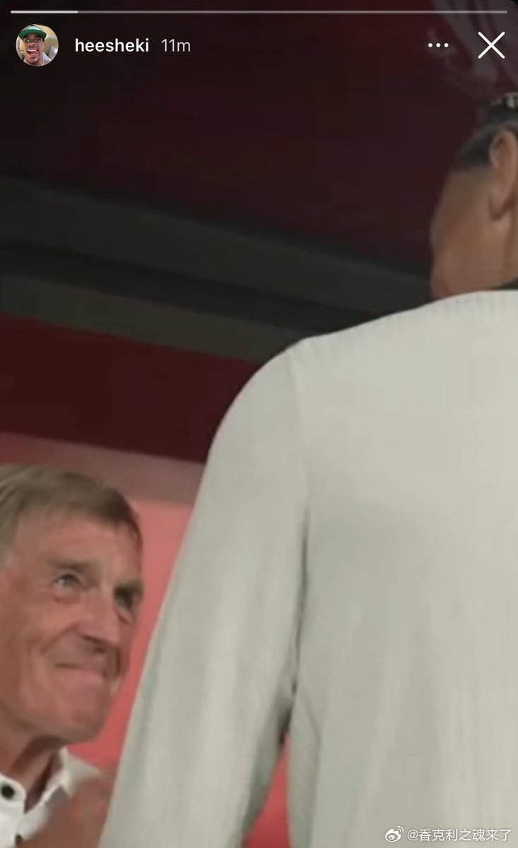 埃基特克在追平达格利什的纪录后，发布了一张自己与这位传奇人物的合影。埃基蒂克是唯