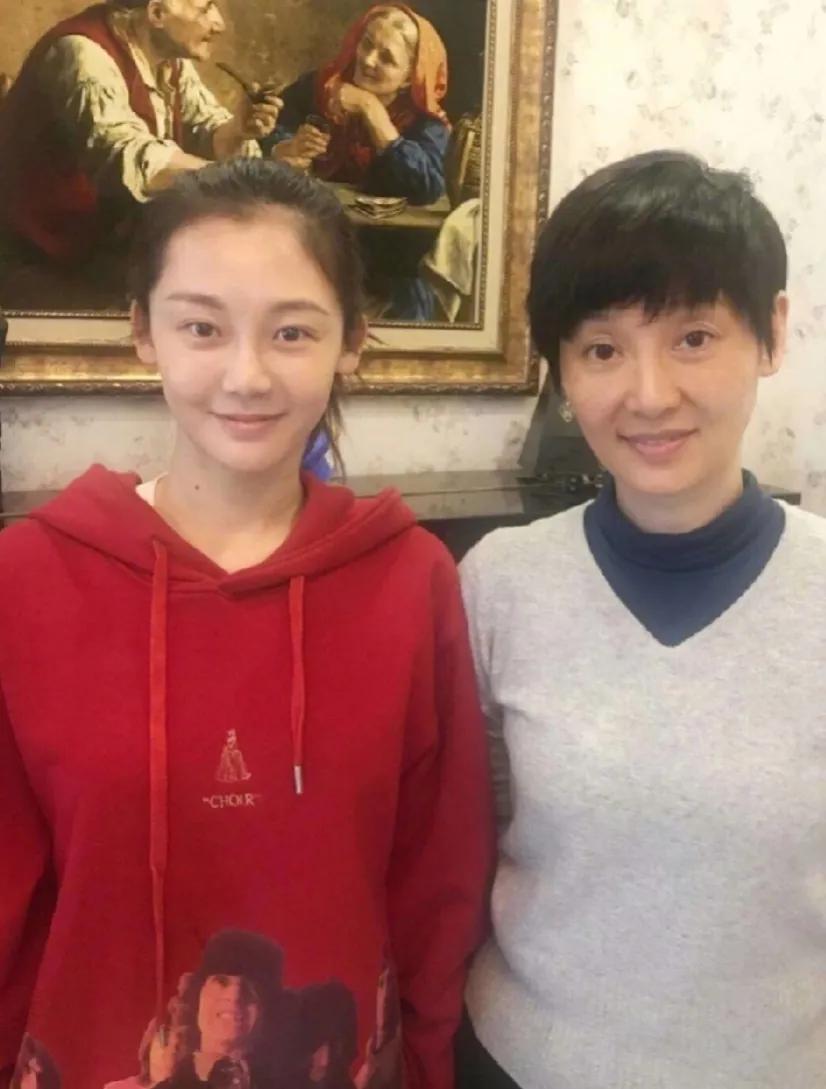 徐帆的素颜可以说一点不惊讶，只有真正的美人才敢亮底牌，这不是胆略，是自信，好多演