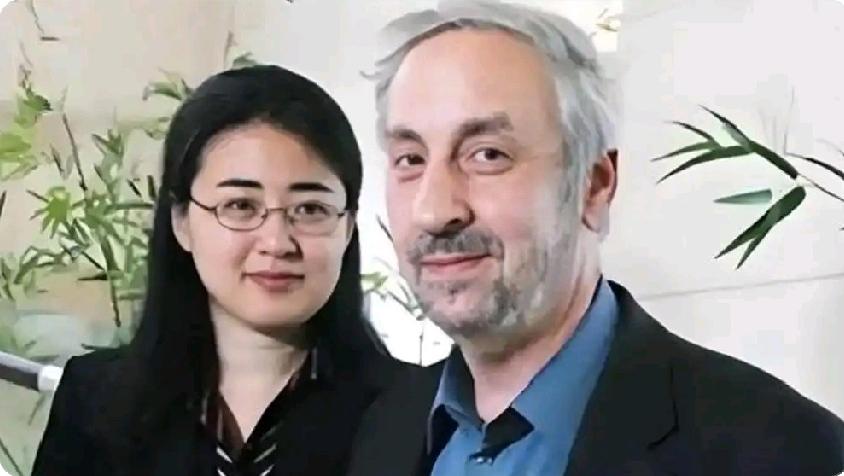 这个美女是北大毕业的高材生。自身这么优秀，为何爱上一个大自己二十五岁的老头子？何