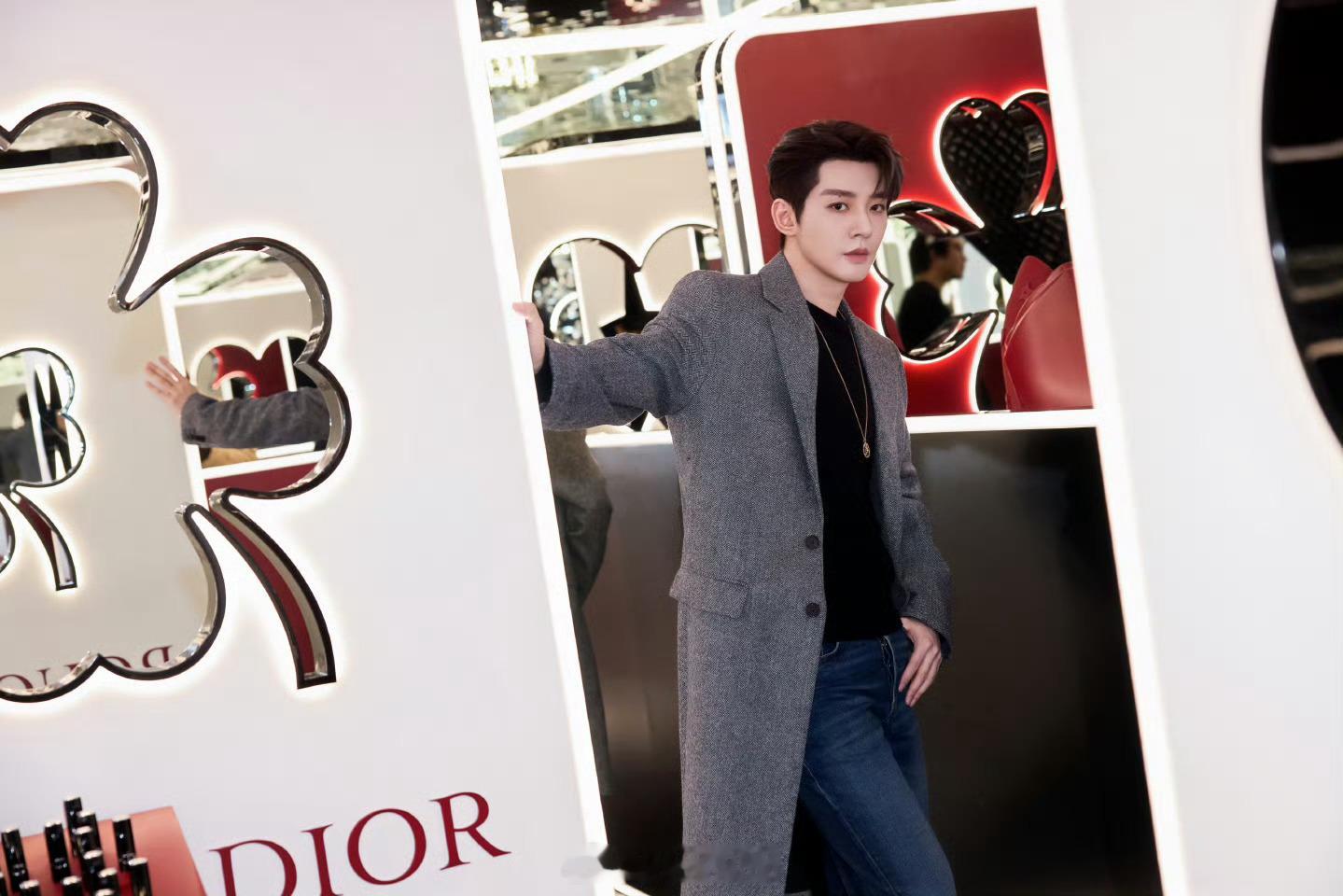 邓为最新迪奥大片，有贵公子的疏离感，又有邻家少年的亲和力。贵气逼人 