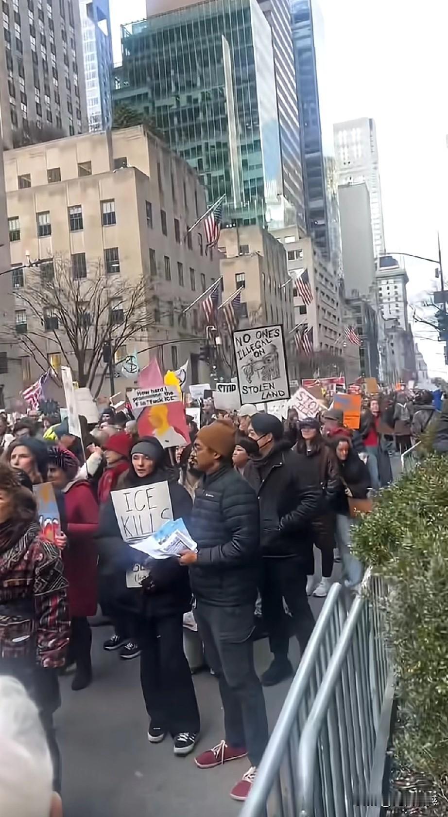 美国的街头也很热闹，人们纷纷涌上街头，举着旗子，打着标语，形成了一道道亮丽的风景