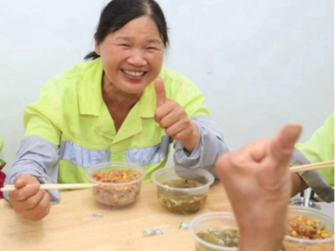 台州一碗猪肉饭让环卫工人暖胃更暖心春节、中秋等传统节日期间，同步配套义诊、义剪等