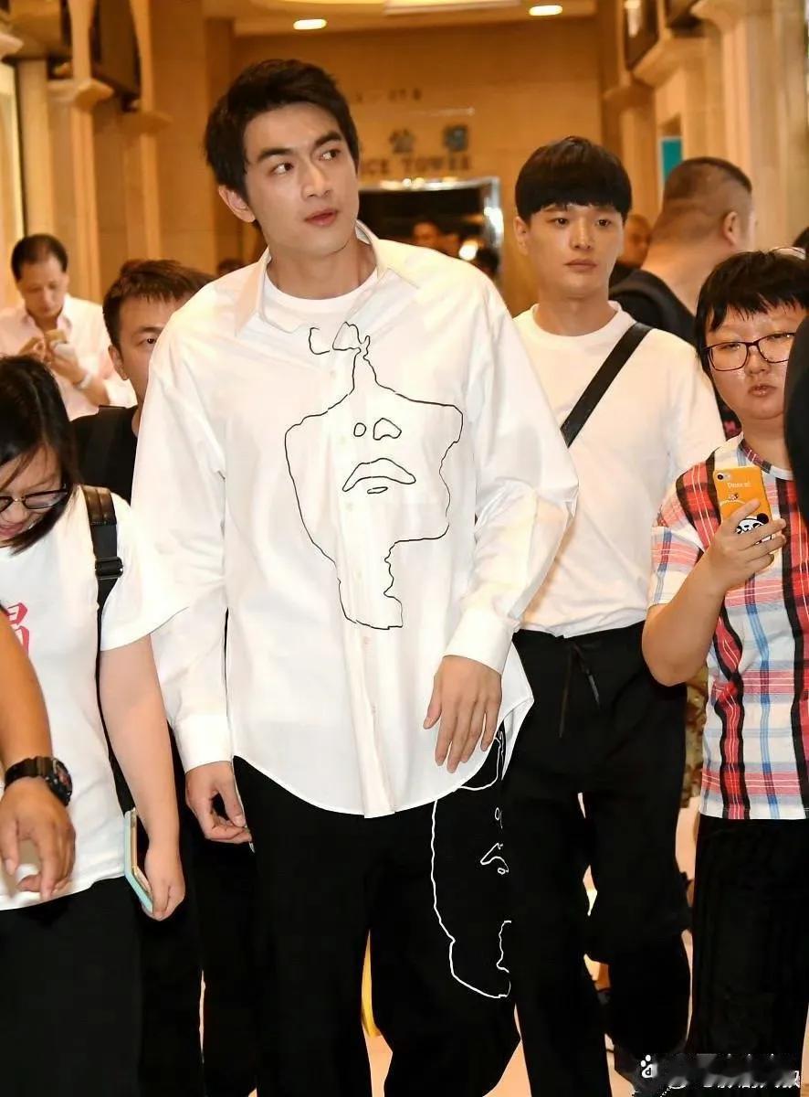 林更新的衬衣原本普通，但图案一加就特别了 ​​​#魅力十足林更新# #林更新魅力