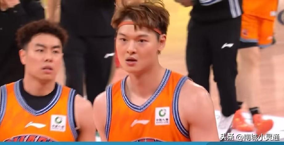 上海男篮获得总冠军！今晚王哲林狂砍29分13篮板的超级大号两双，带领上海男篮击败