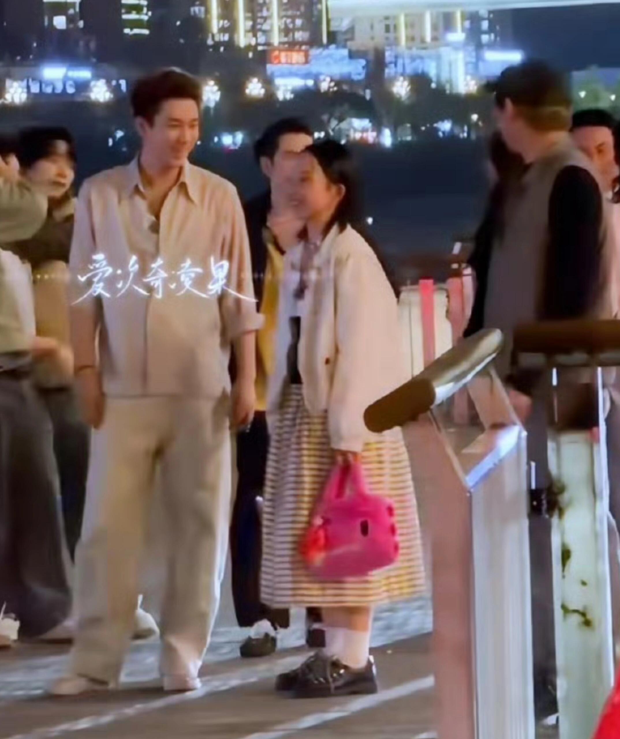 辣目洋子提着汪苏泷素龙托特包辣姐用 素泷托包耶！ 