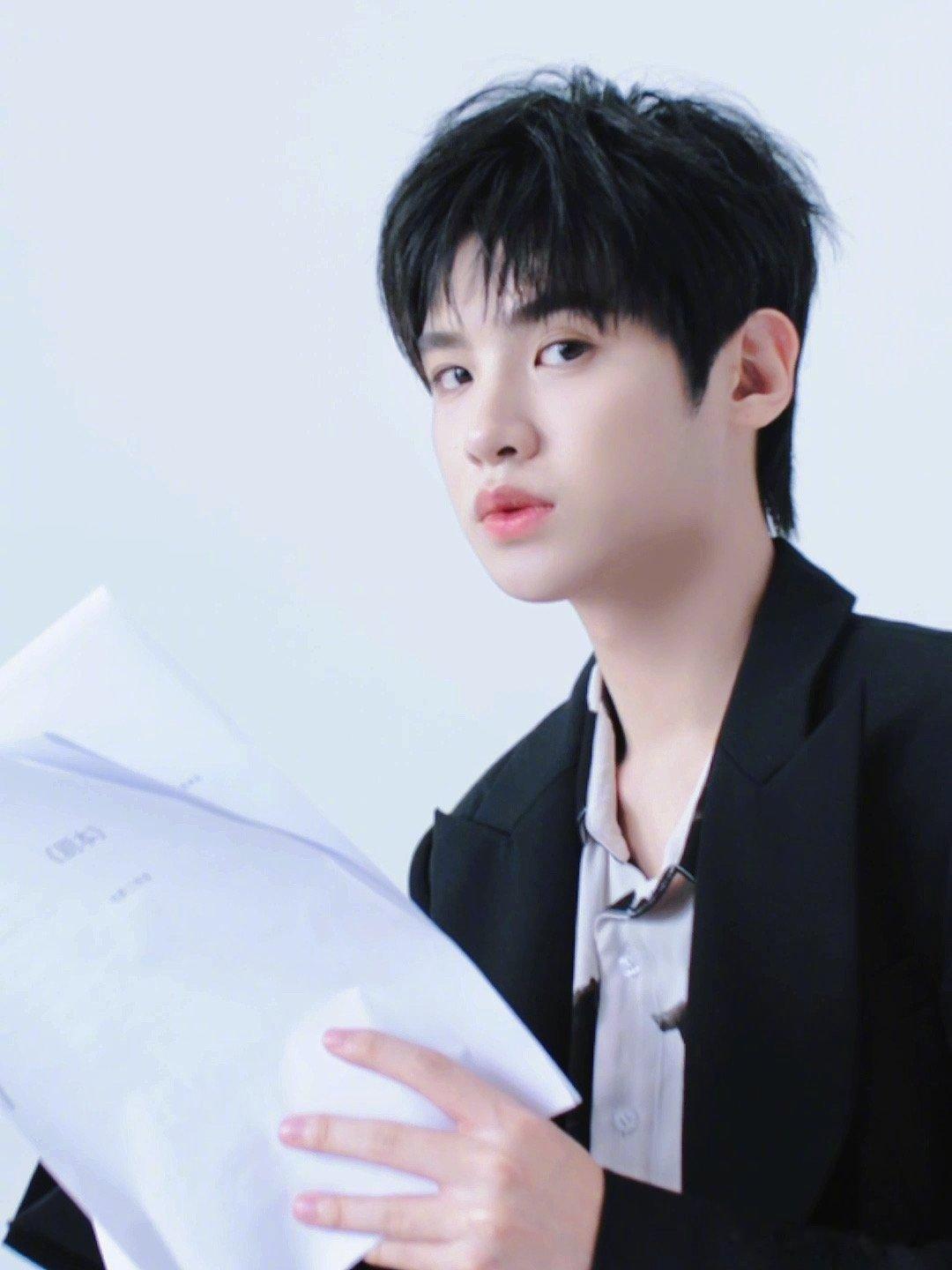 黄明昊[超话]  黄明昊内娱管培生 黄明昊是懂反差的！当初就被他在电影《默杀》中