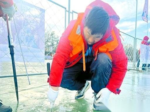 玉渊潭公园的冰场，现在气氛有点紧。
两万平米，两大块冰场，明晃晃地铺开了。冰上自