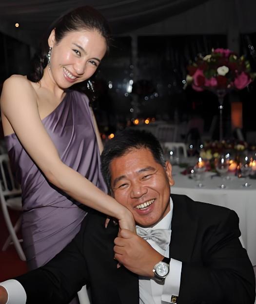 瘸腿富豪马廷强苦追了黎姿整整6年，连个牵手的机会都没捞着。谁能想到，2009年，