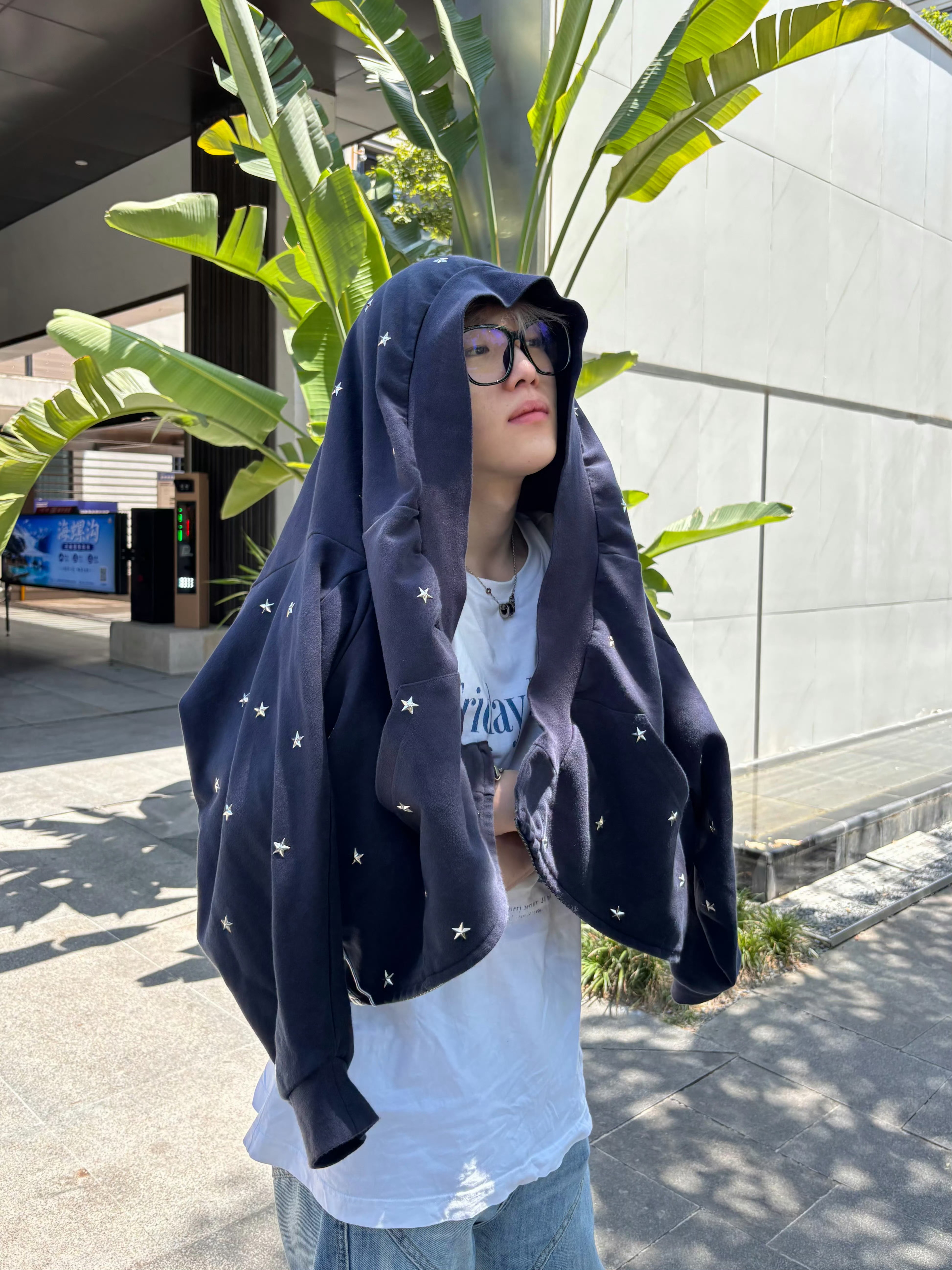 司马光发布高温库存："天气好热，把库存热掉出来了。"画面中其以连帽外套遮阳，另分