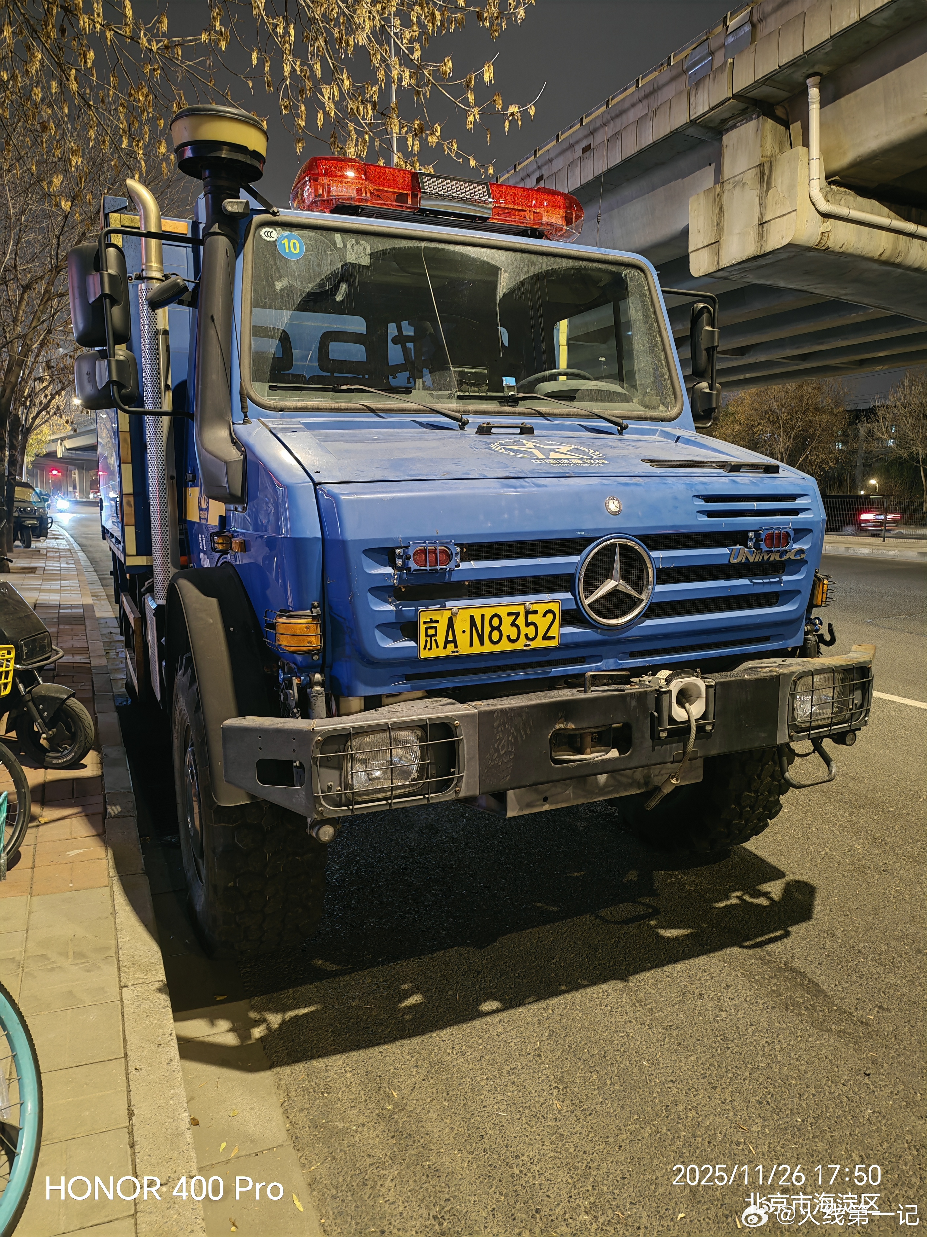 红色战车里的“另类选手”，来自中国地震救援队的安普地震救援车 