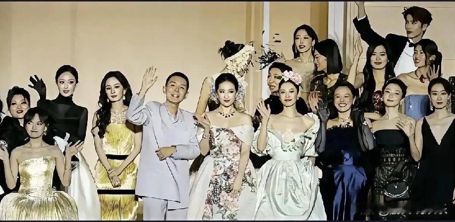 VOGUE盛典上，钟楚曦“C位执念”掀起轩然大波！当旁人自觉谦让时，她却从大合照