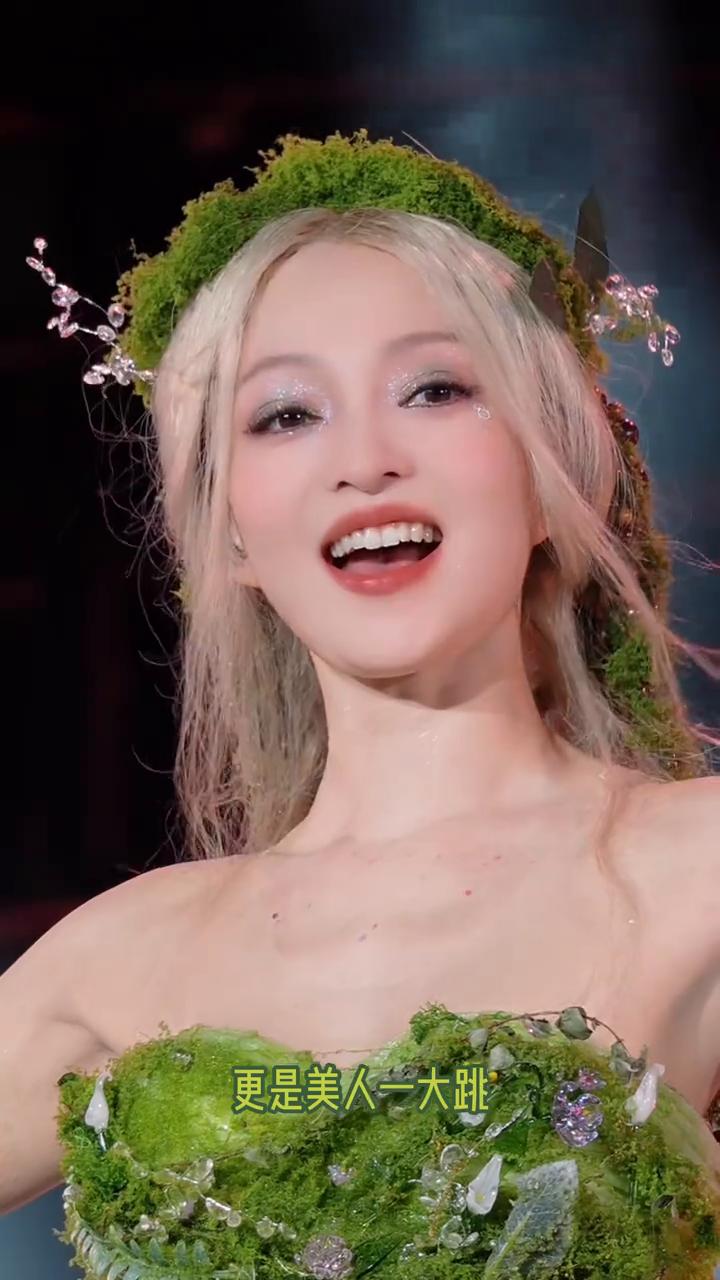 张韶涵舞台造型师的灵感是不会枯竭的吗？每次觉得这已经是她的妆造巅峰了，结果下一场