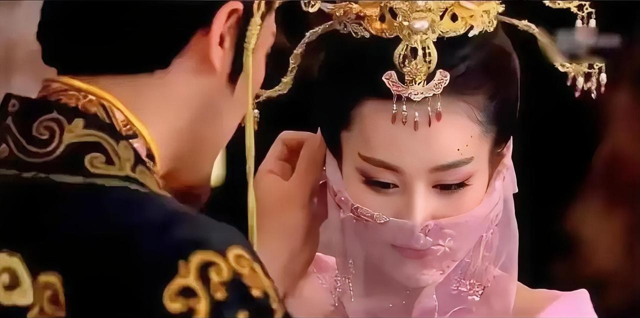 215年，曹操在宴会上看见了儿媳的穿衣打扮，心里泛起了一丝波澜，本想着忍一忍，最
