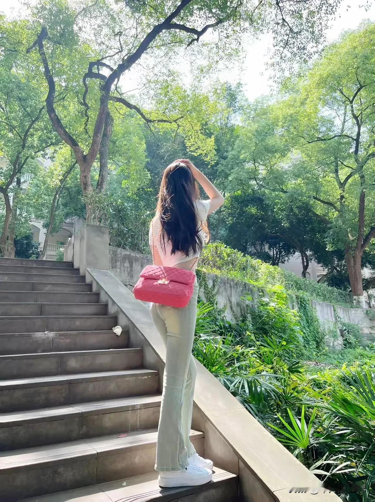 佳人倚树立，翠竹绕眉间。