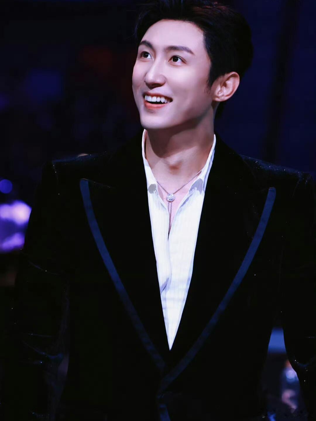 庆功宴唯一素颜明星是黄景瑜 庆功宴上众星争艳全妆上阵，黄景瑜却素颜如刚出浴般清爽