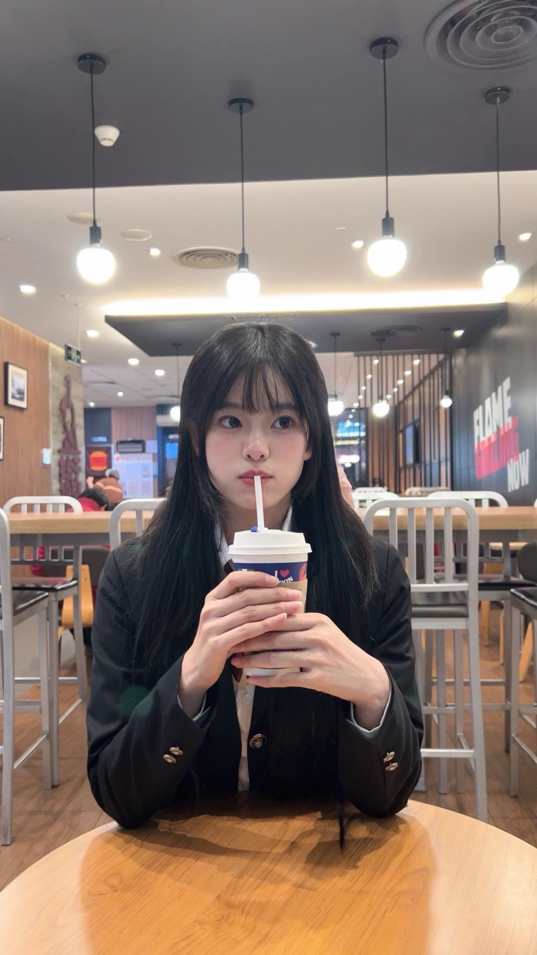 生活将我击倒在地 我幸福的睡着了。