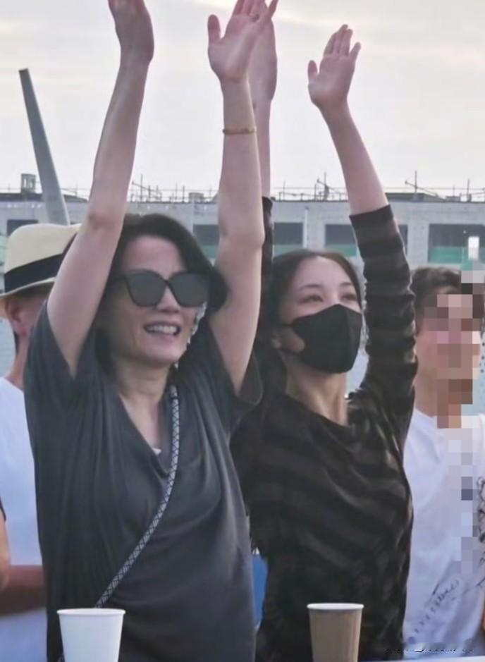 王菲李嫣同框！20岁李嫣气质神似天后，这松弛感绝了！


王菲带女儿李嫣现身音乐