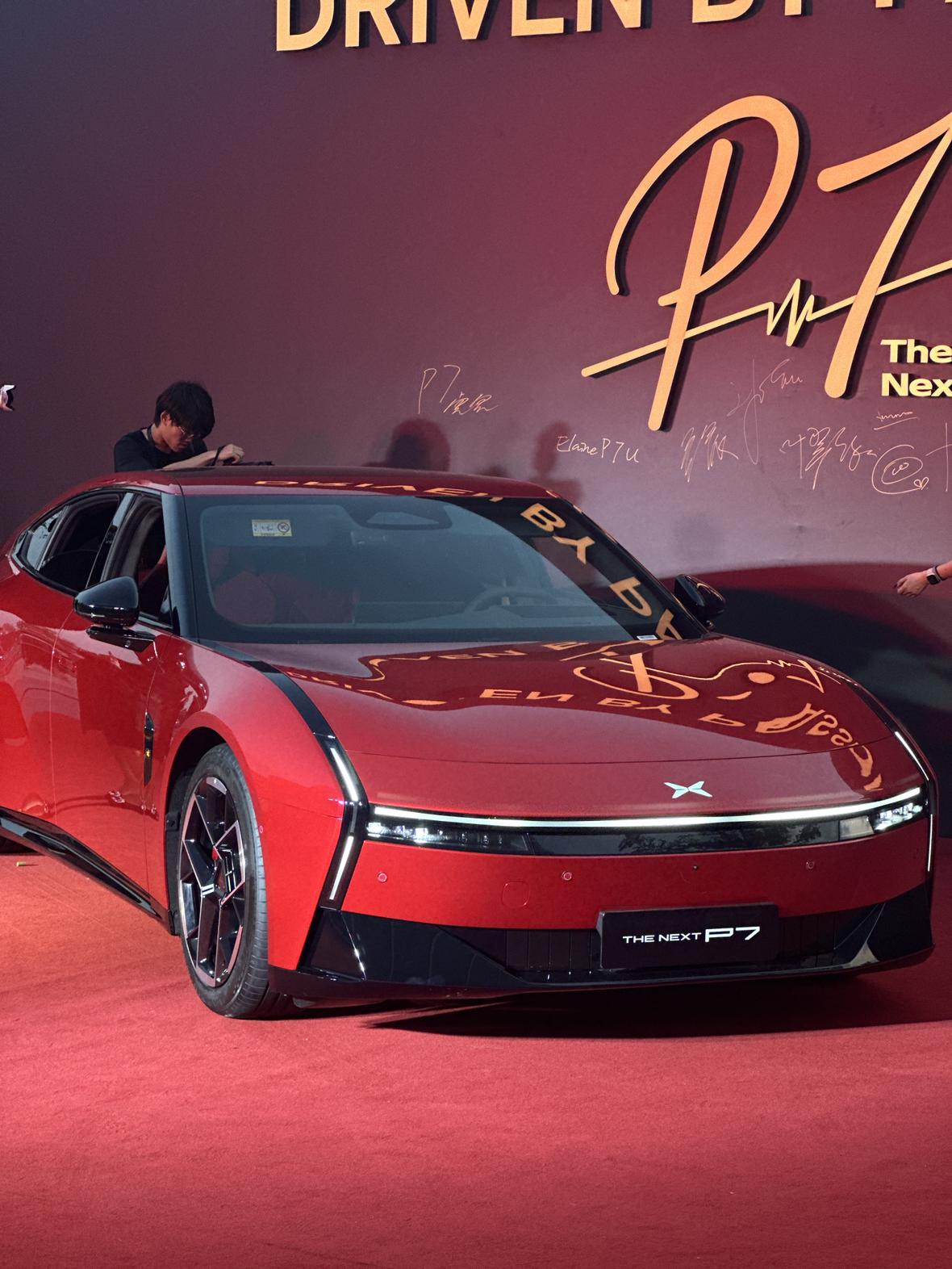 红色的小鹏P7全新色系就是好看～
我开始还以为是那种火焰或者岩浆的颜色，结果完全