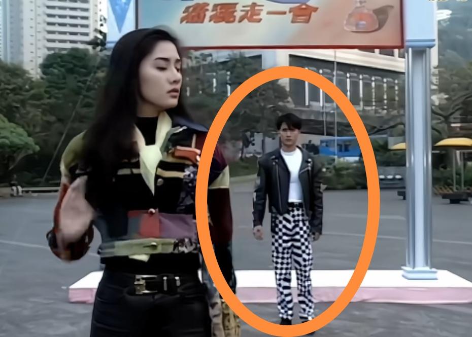 第一眼看过去还以为站在李嘉欣身后的帅哥是黎明，当时还在想黎明年轻时的衣品根本不是