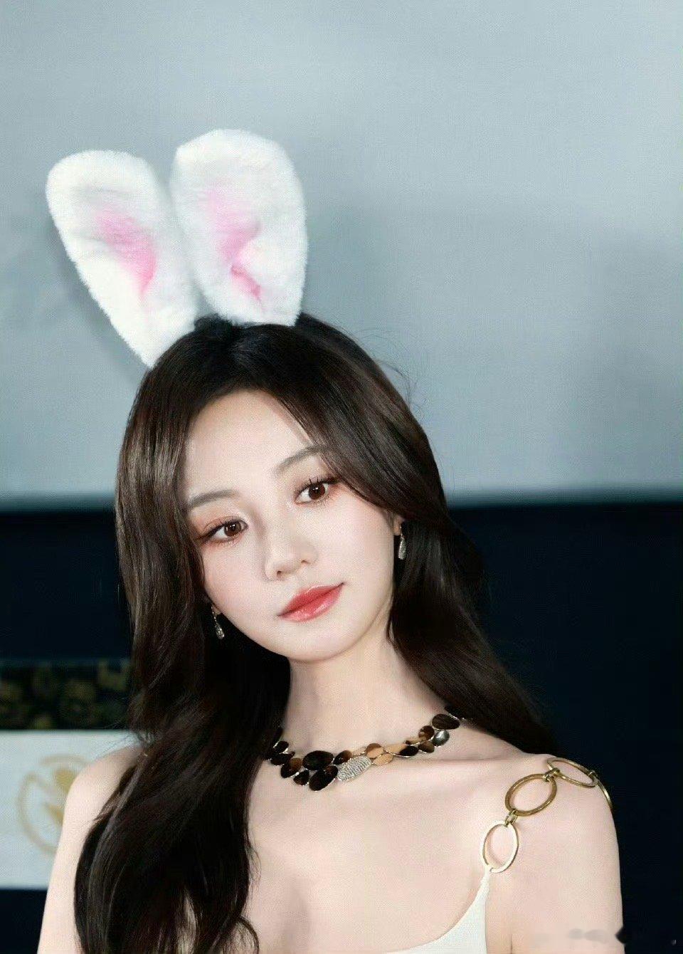 胡意旋这个腰 胡意旋的腰是来统一审美标准的吧！白裙加身，腰线清晰如刻，那纤细又富