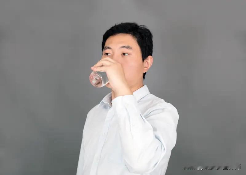 【别再被“一天喝八杯水”给骗了！每天喝多少水，看这一个指标就够了】

“每天要喝