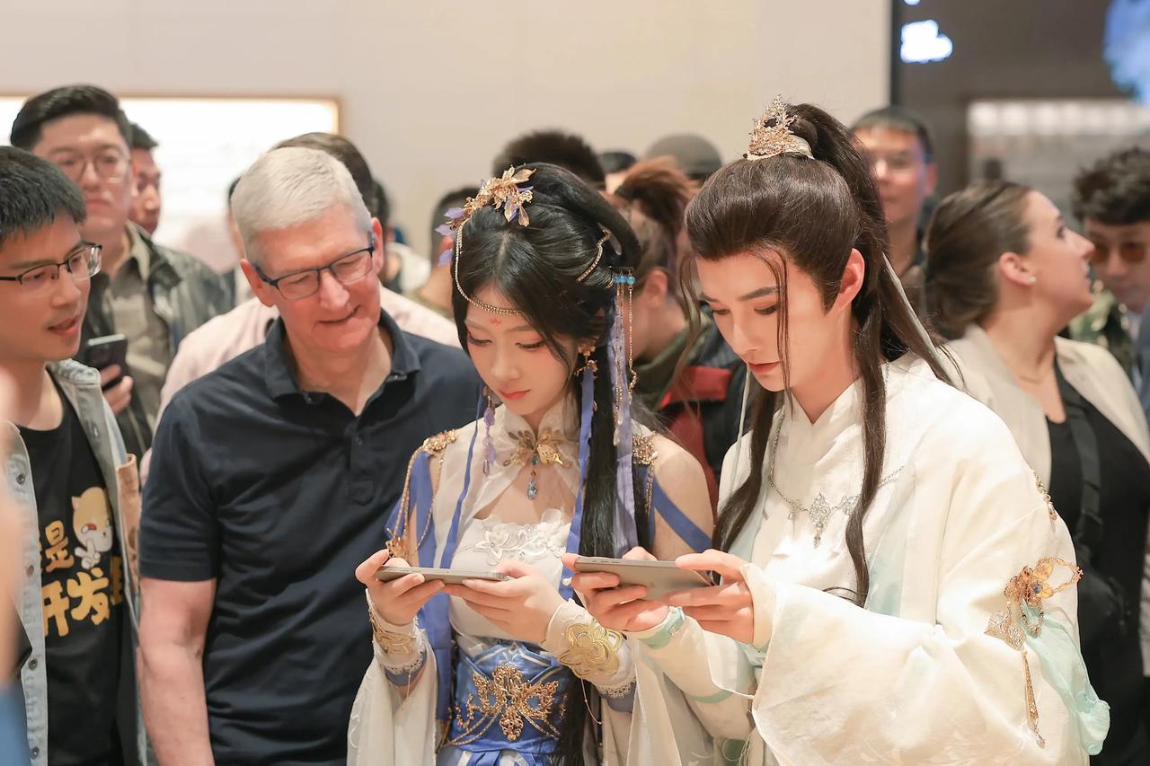 Q：Apple Intelligence何时登陆中国和欧盟市场？
A：库克表示苹
