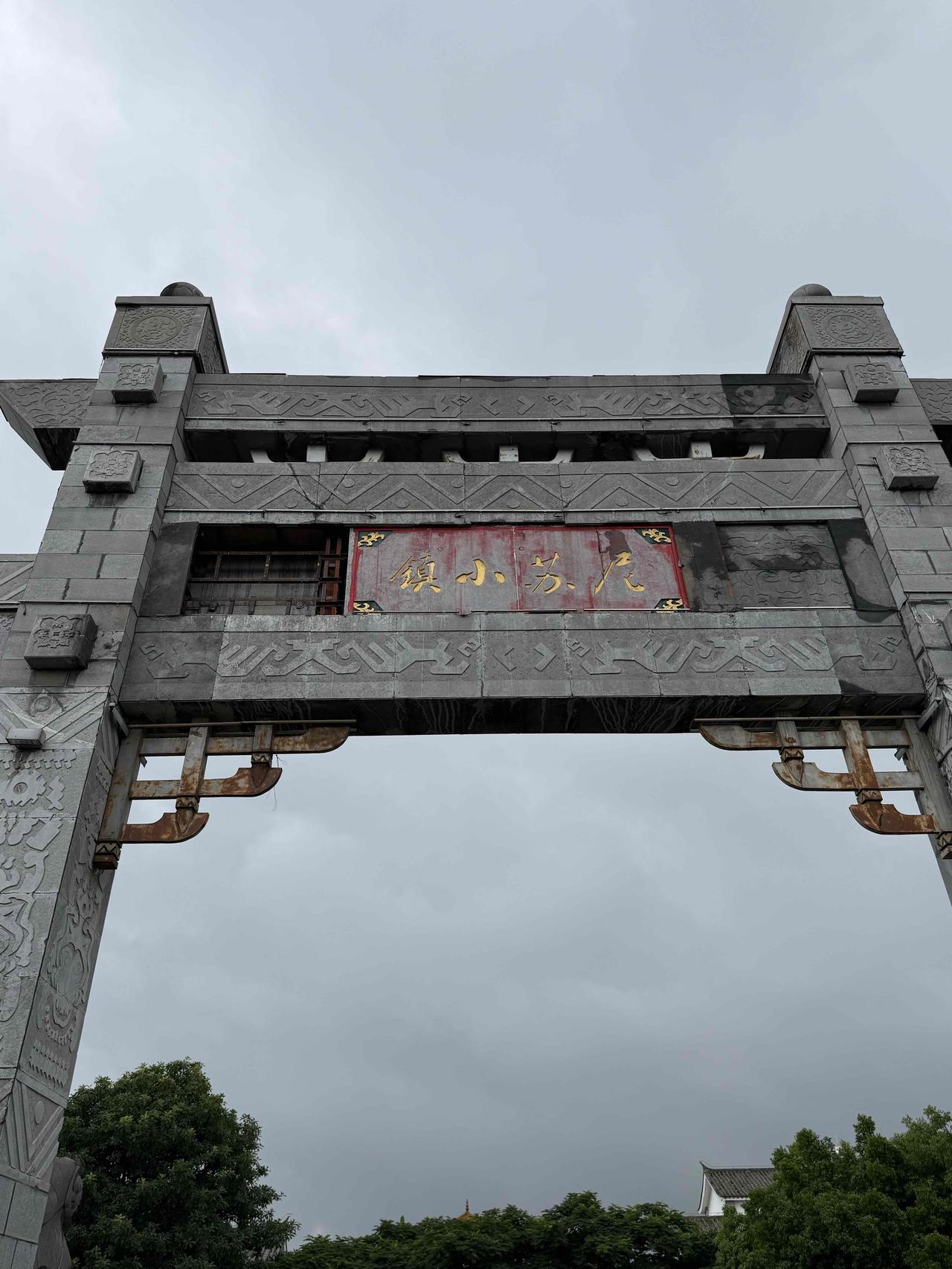 贵州的酒店七、八月份涨的太厉害了，我不得不跨过他来到云南避暑。我认为贵州的刀太锋