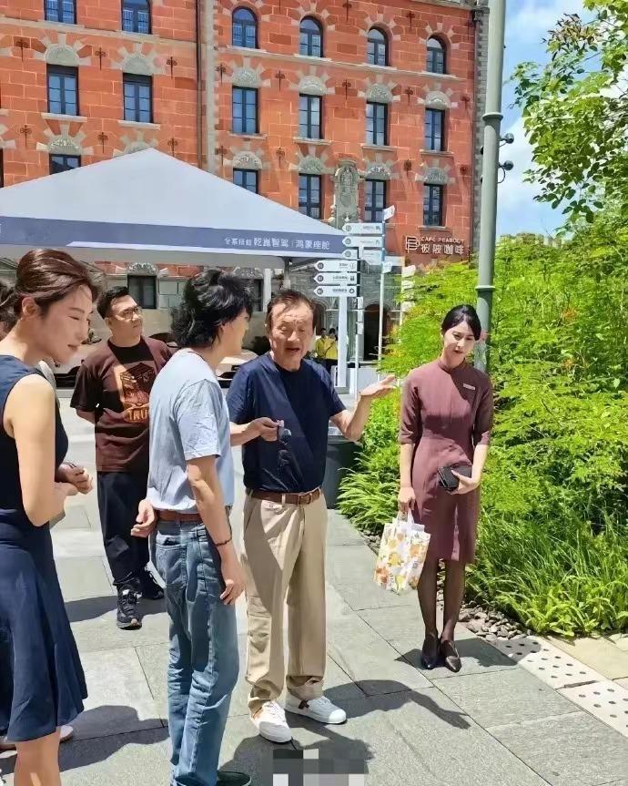 华为的开发者大会现场，任正非现身园区！许久不见任老，隔着屏幕感觉到任老瘦了不少，
