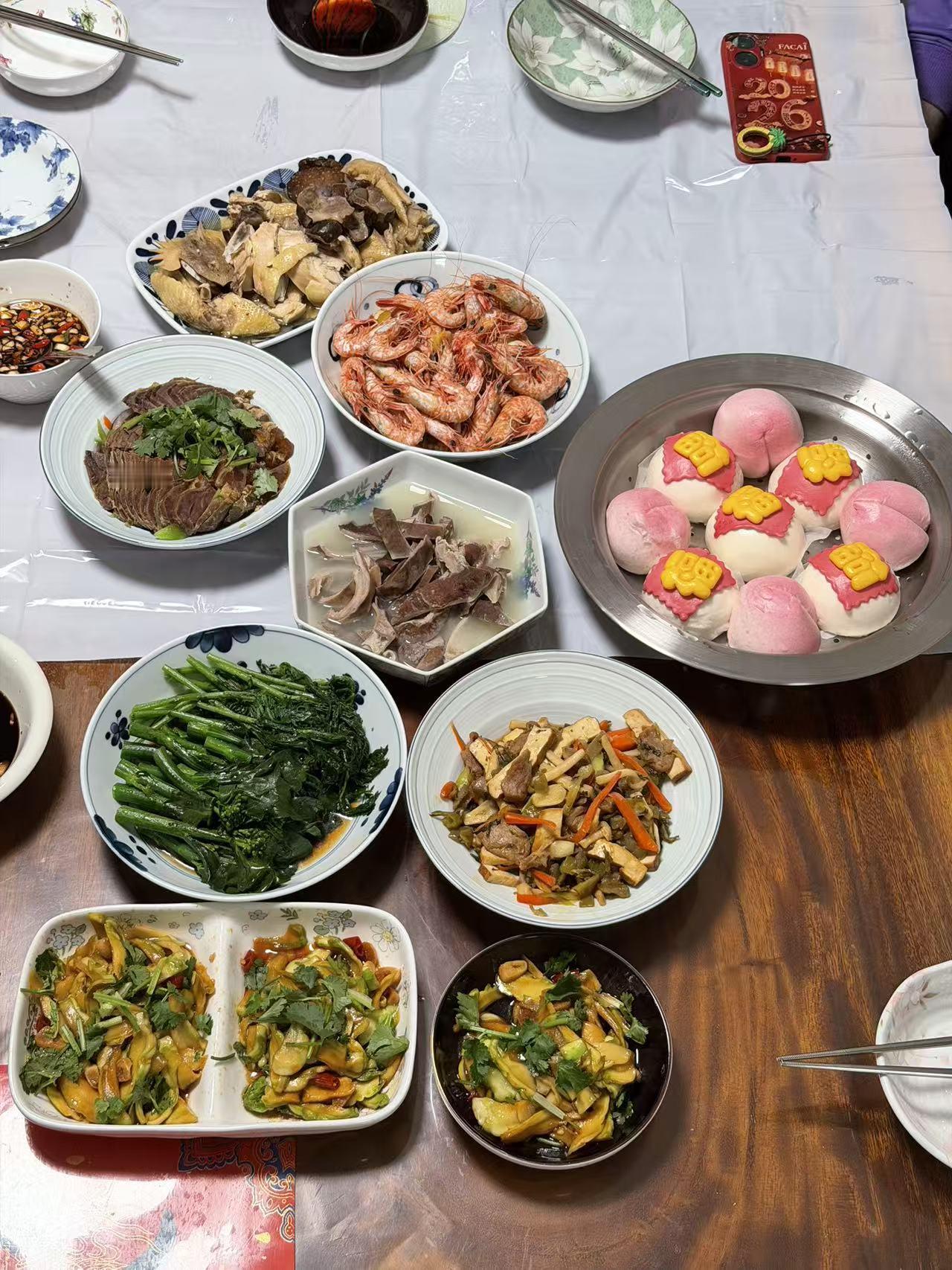 天南地北大拜年天南地北大拜年，昨天我们在大女儿家为老头庆生，大女儿忙了一下午，做