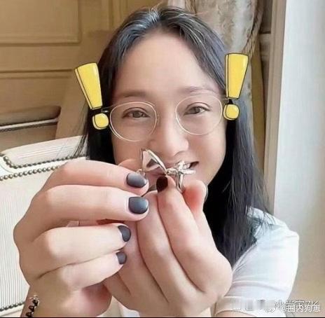 51岁周迅素颜状态超真实，鬓角白发渐显，坦然接纳岁月的模样格外动人。 
