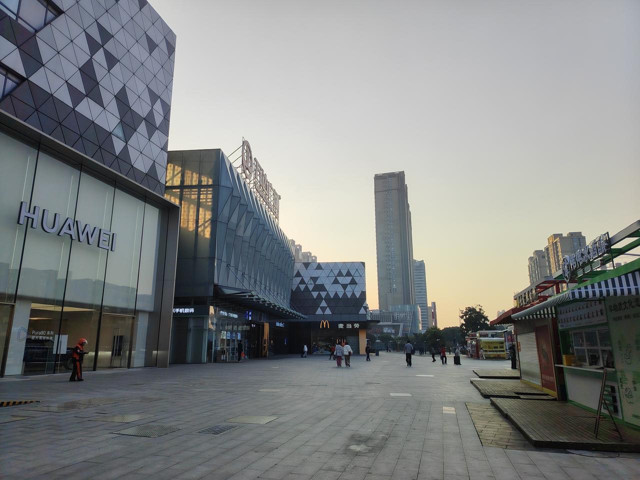 前两天同事跟我吐槽，她的亲戚送了一堆旧衣服到她家，说是八层新，拿来给她和家人穿。