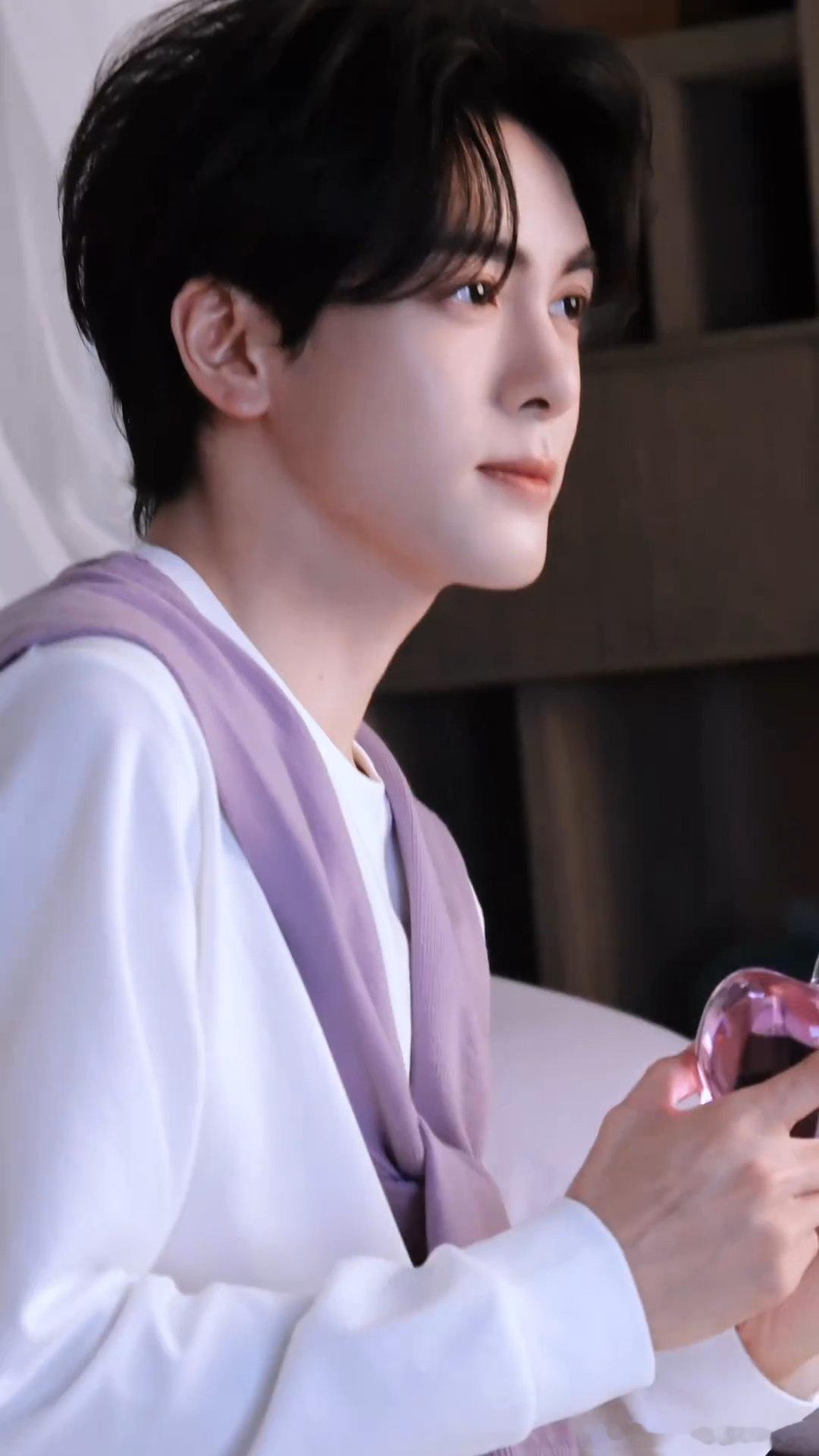 曾舜晞香芋紫蛋糕 曾舜晞生图状态好好 杭州偶遇曾舜晞太幸运了！香芋紫穿搭甜到心坎