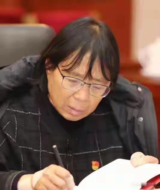 每年高考，总有无数动人的瞬间刷屏全网，但今年清晨这一幕，没有盛大的送考仪式，没有
